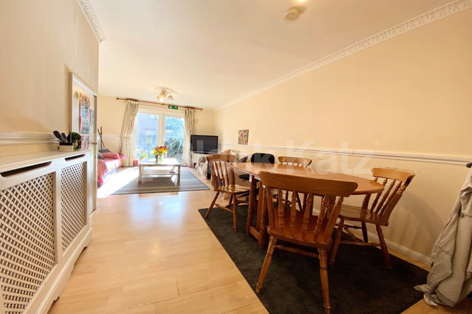 1100 Sq.Ft. of living & entertaining space with hot water & heating included Canterbury Place, Elephant and Castle